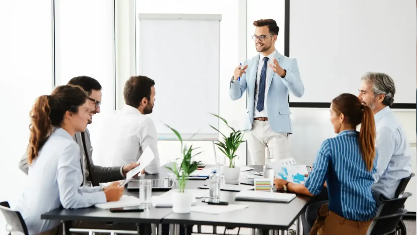 Picture of a man moderating a workshop.